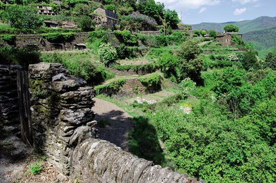 Quartier des Calquières à Saint-Germain-de-Calberte, bancels et jardins 