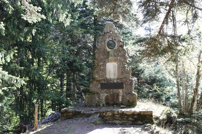 Stèle homage aux botanistes et forestiers