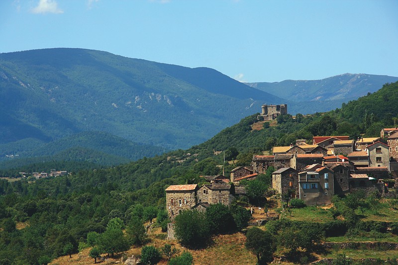 Vue sur le village d'Aujac