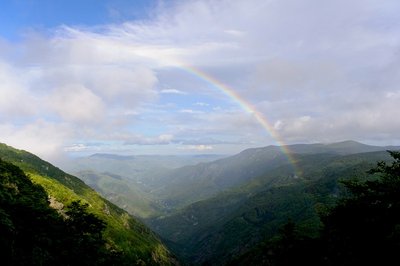 Vue plongeante sur la vallée de l’Hérault depuis la Serreyrède