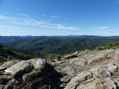 Vue sur les Cévennes depuis le pic de La Tourette