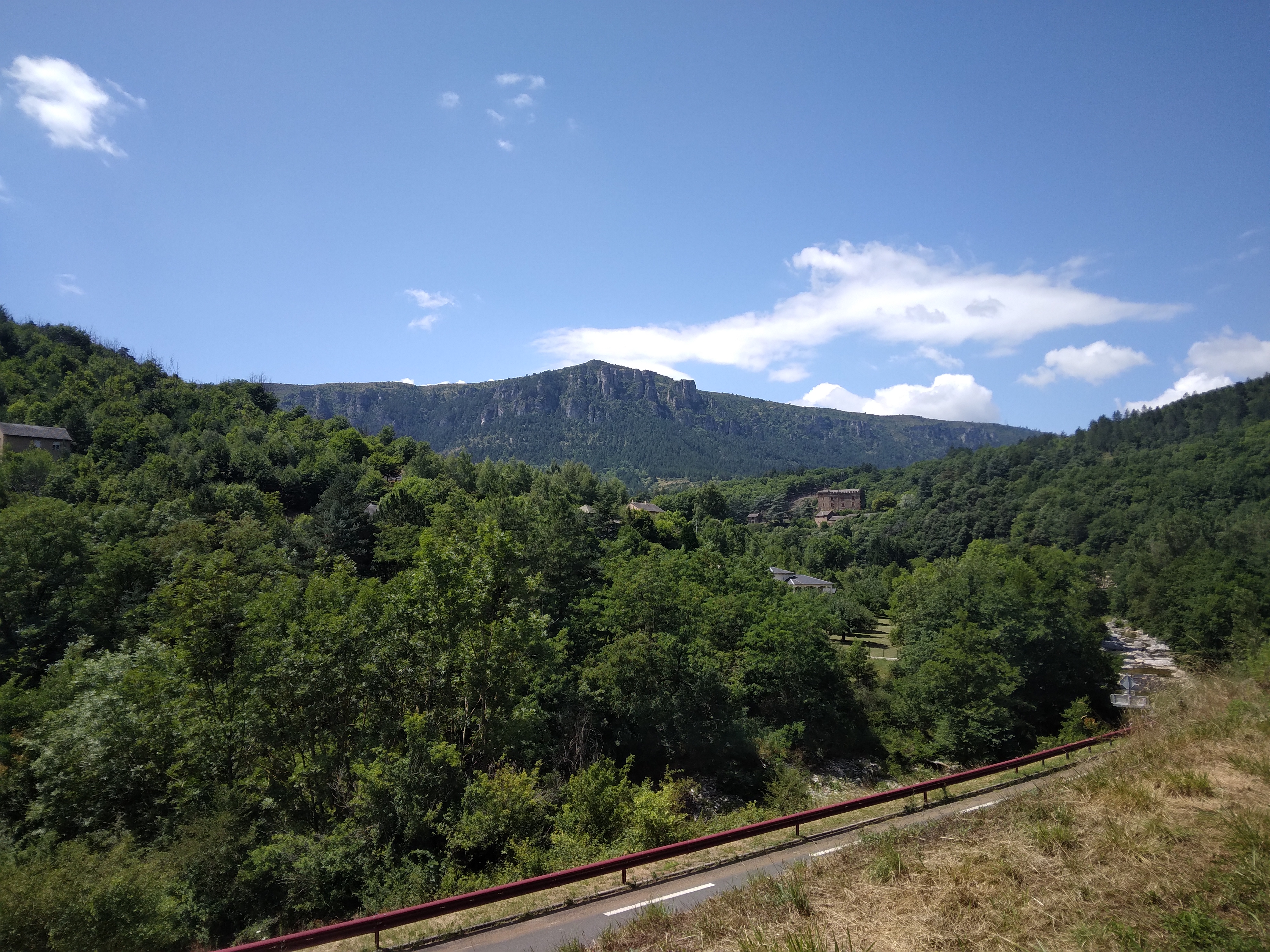 Entre Saint Julien d'Arpaon et la Salle Prunet